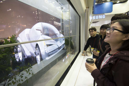 14일 경기 고양시 킨텍스에서 개최된 '2015 한국전자산업대전' 현장을 찾은 관람객들이 삼성전자 부스에서 '투명 디스플레이'를 살펴보고 있다. 이날 삼성전자는 부스에서 SUHD TV를 비롯해 올해 출시한 주력 신제품들을 모두 선보였다.